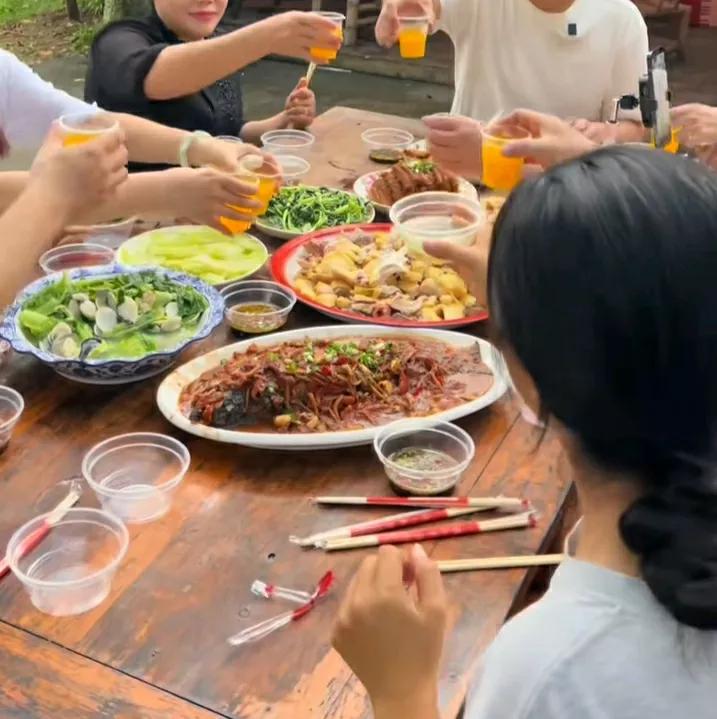 欢聚一堂笑语欢，美食佳肴乐无边。#家庭聚餐新选择# #晒出你的团圆宴# #下雨天