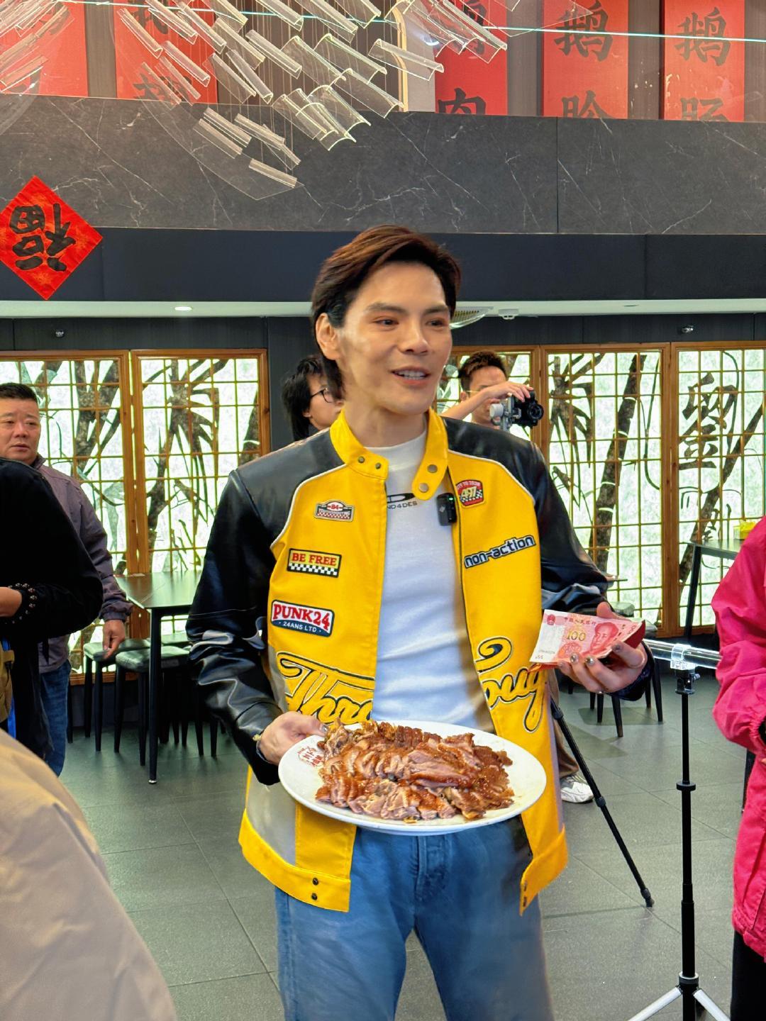 向佐和外卖小哥撞衫了 向佐这和外卖小哥的撞衫程度直接复制粘贴既视感哈哈哈哈哈哈哈