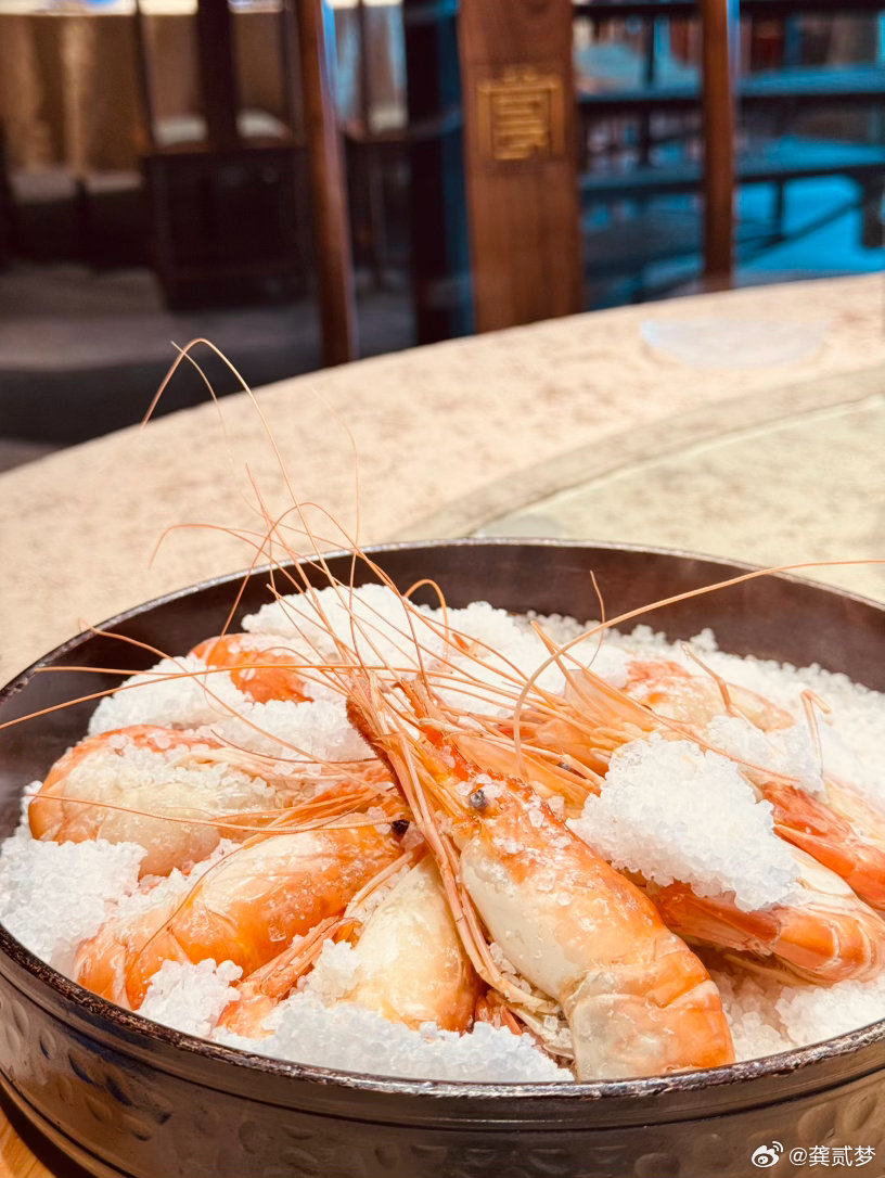 餐饮现在也不好做呀在金华和家里人吃饭，中场竟然还有跳舞，一顿饭跳了三次，都在卷不