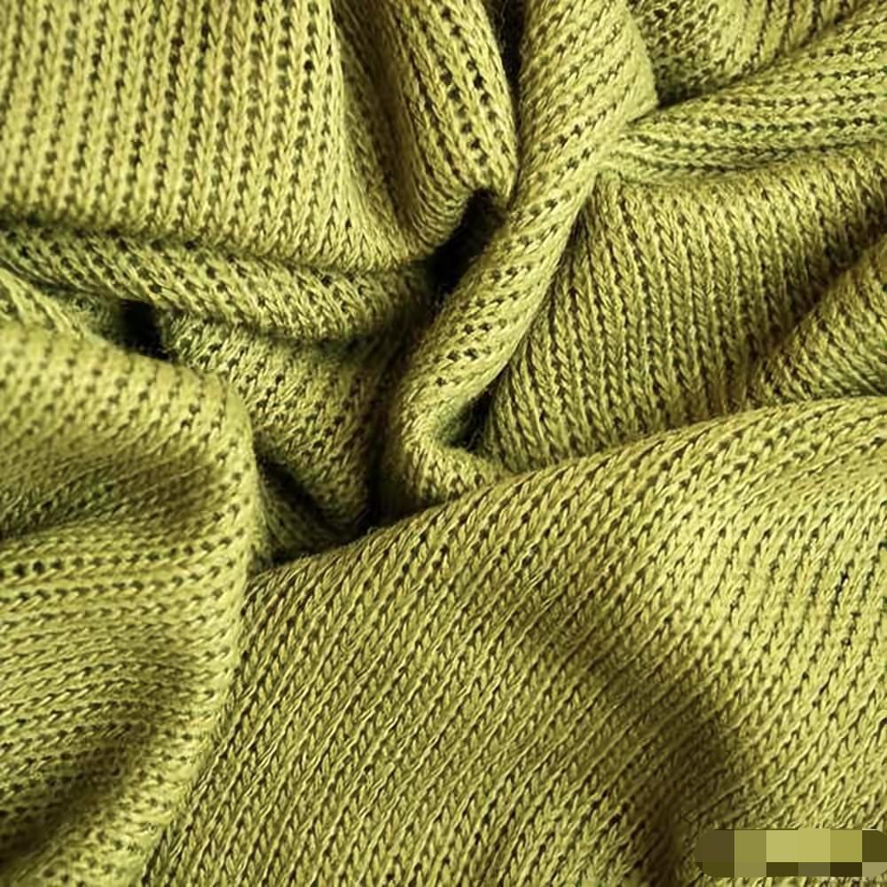 今冬棉衣多为聚酯纤维引发热议，月薪3千与3万穿搭成分同款却价差悬殊。内行人揭秘，