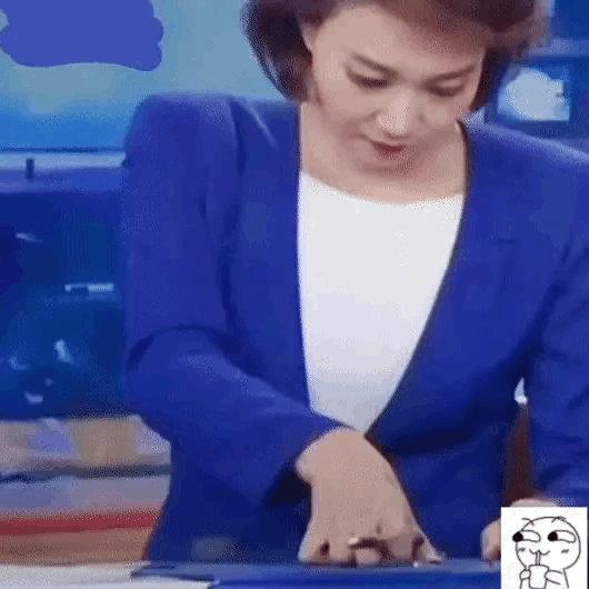 1：执着的主持人，不按进去就是不停手。
2：什么好材料啊？烫一下颜色就改变了？