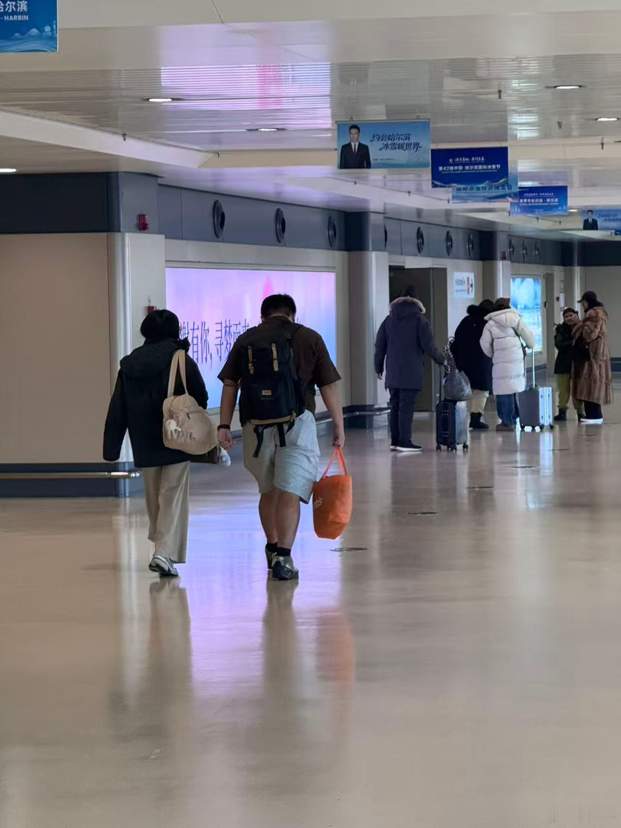 我们同事落地哈尔滨见到的，他一定是个抗冻的广东人现在就出发3