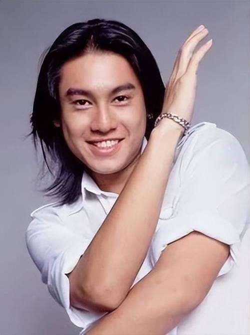 F4合体演唱会风波持续发酵，朱孝天在粉丝群发声疑似内涵阿信假唱。他提及自己因耳伤