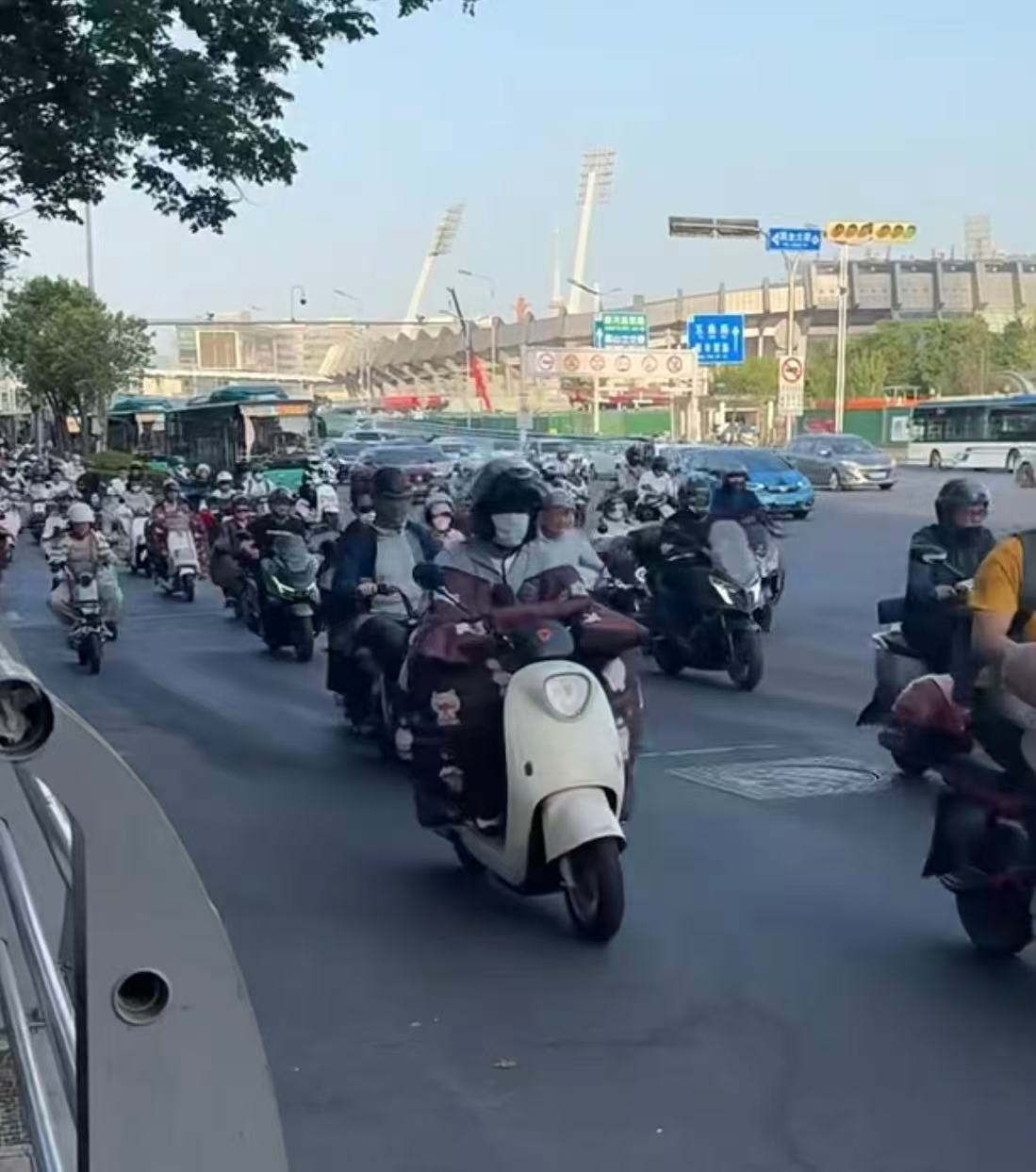 油价上涨电动车成出行新宠油价上涨电动车转卖价升高 加不起油就换电车！不仅日常开销