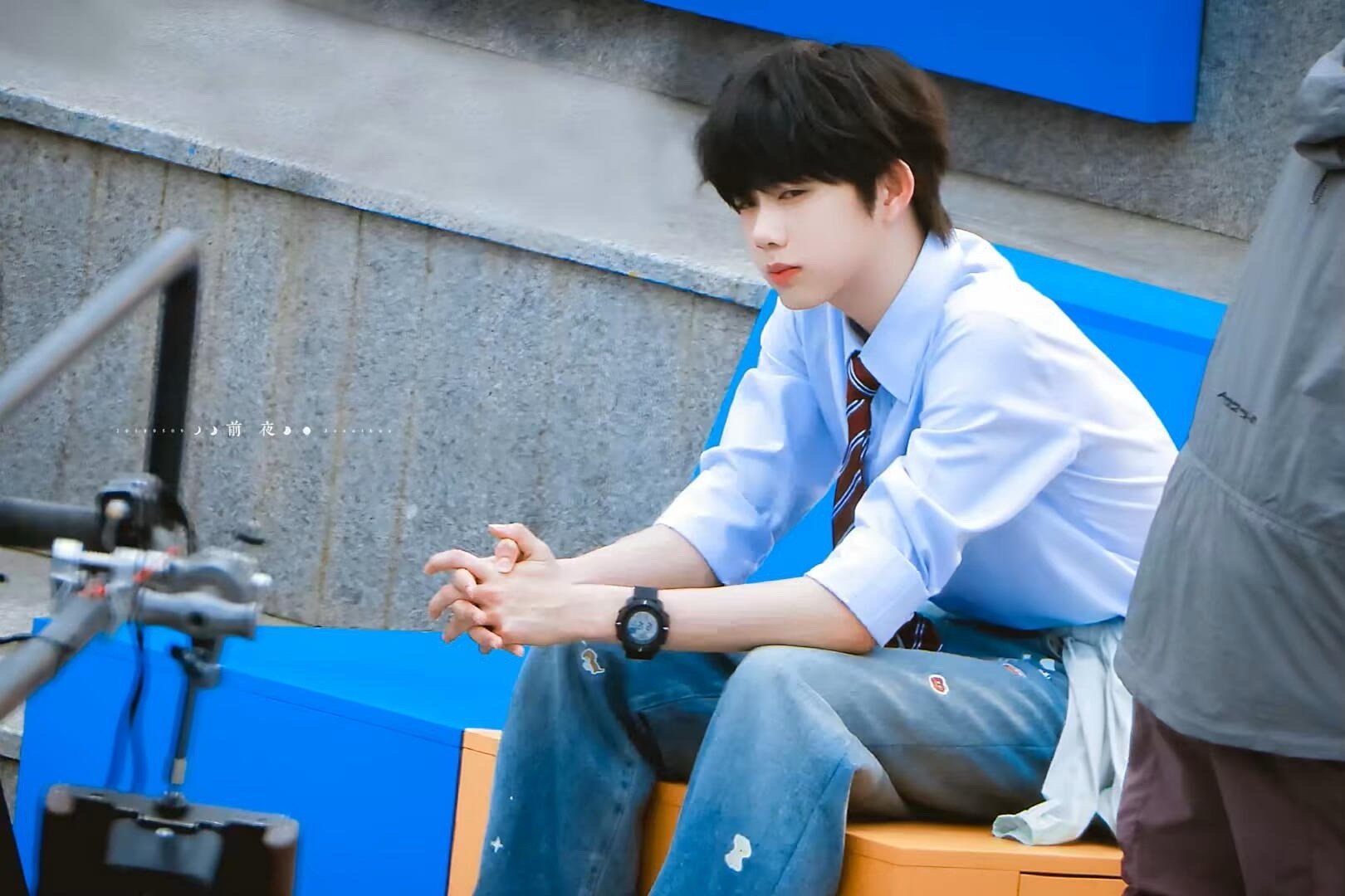 陈奕恒&林清源校服路透，白衬衫少年，眉眼干净，少年感溢出屏幕，已经开始脑补他在校