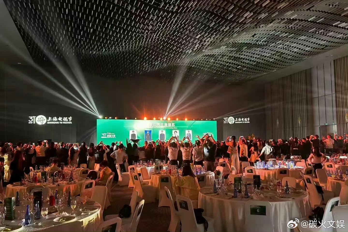 肖战真越夜越美丽肖战上台发言观众席状态肖战真越夜越美丽，上台发言全体起立了，好帅