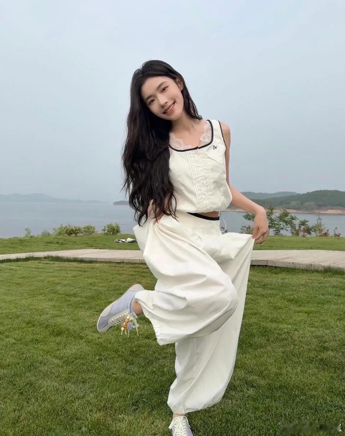 林允一身白色造型十分出彩，蕾丝吊带搭配宽松灯笼裤，清爽耐看还巧妙修饰身形 