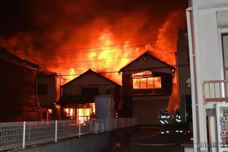 烈焰绘出的城市伤疤，比任何预警都更灼痛——当170栋建筑在“木质迷宮”中化为灰烬
