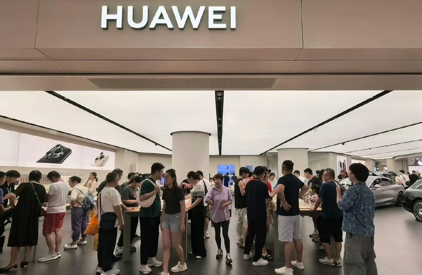 国庆8天忙到脚不沾地，一天要接待二三十波客户！”北京某鸿蒙智行门店销售说。官方消