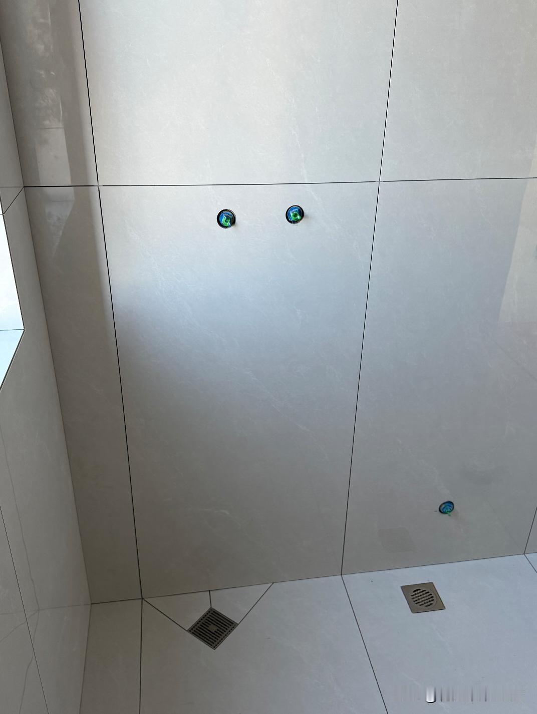 不踩雷的瓦工多招人。
	
“谁懂啊！遇到这种‘沉默实力派’瓦工太幸运了！不抢镜、