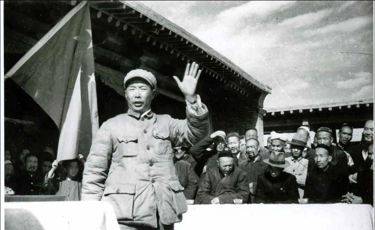 1939年，女战士徐敏准备去如厕，突然被一壮汉抱到了床榻上，对方捂住了她的嘴巴，