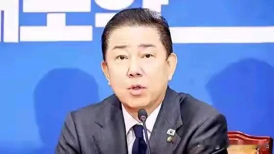 共同民主党院内代表金炳基一错再错，再次和党首郑清来唱反调。
金炳基因言语不当遭到