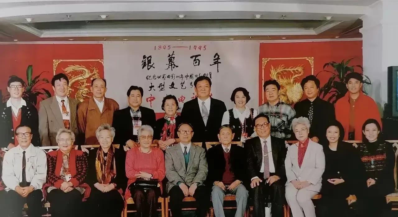 中国电影九十周年纪念活动也是很隆重的
评选出了演员 导演 故事片“世纪奖”
还出