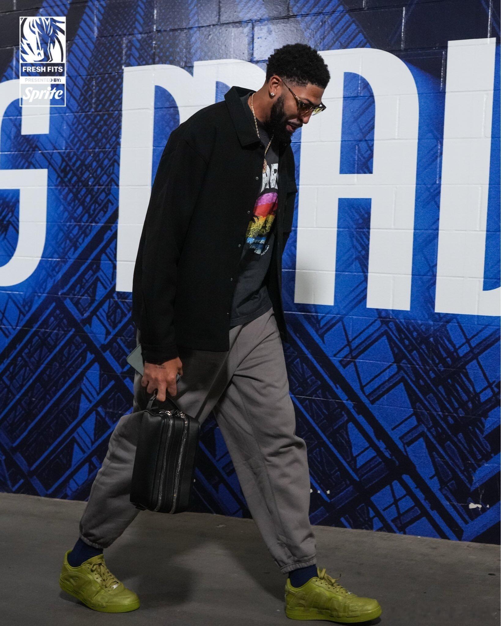 浓眉左小腿受伤伤病滚粗啊，浓眉投篮落地后受伤🥹 随后独行侠官方称浓眉本赛季大概