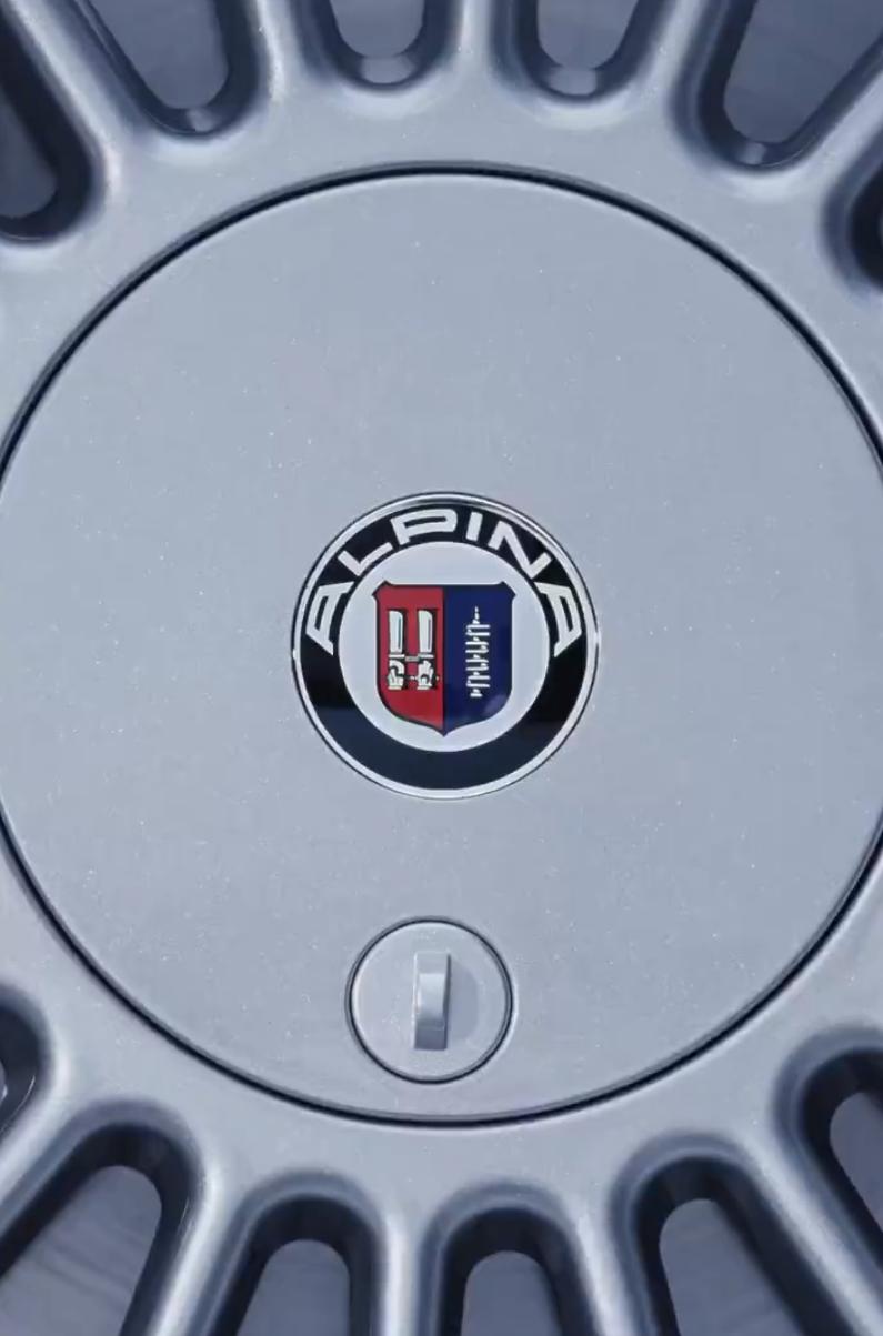 宝马的阿尔宾娜最新预告视频来了，很多细节都藏在里面了，背景一片大雪山，蜿蜒的公路