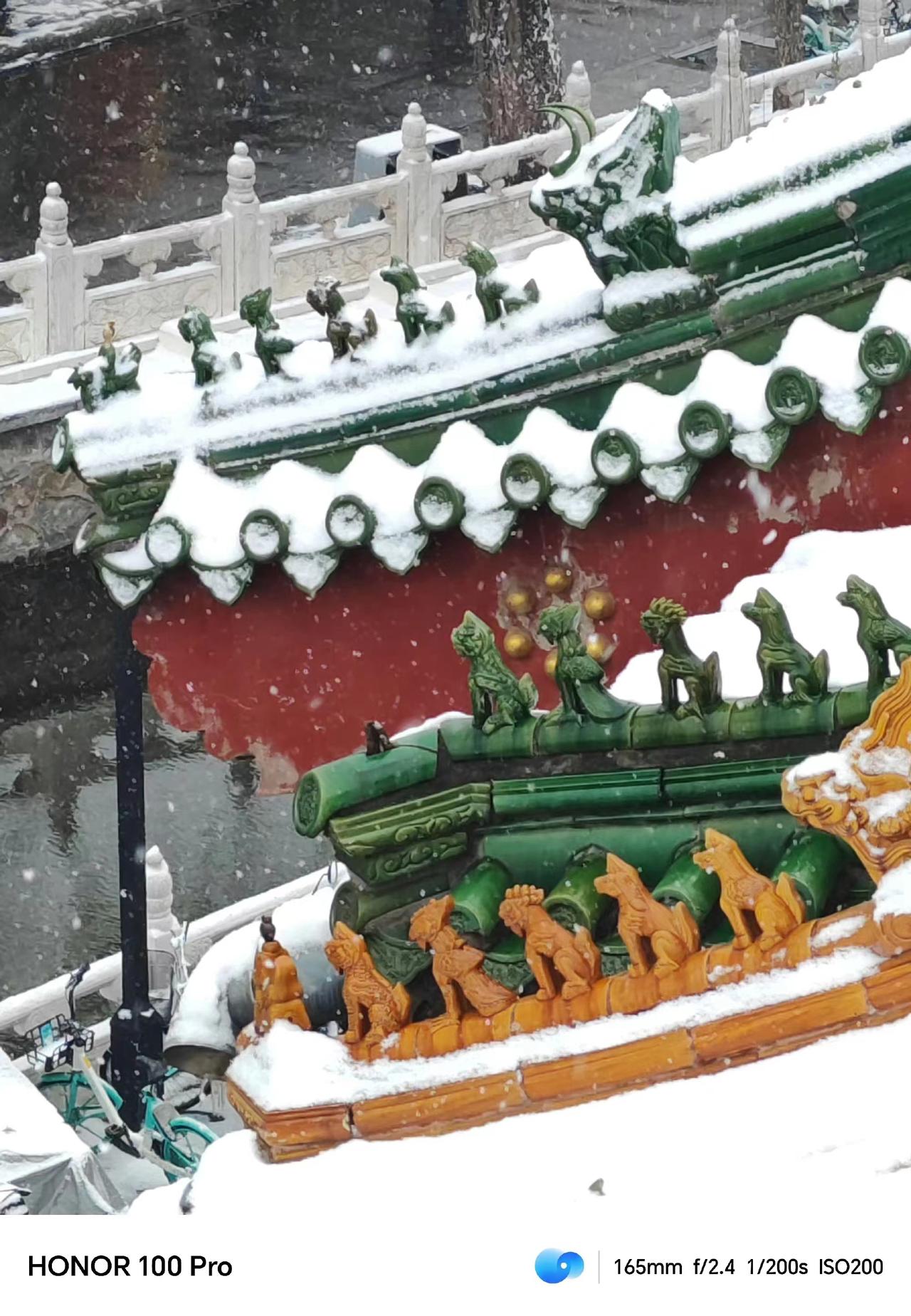 欣赏一下荣耀100 Pro镜头下的雪景，昔日的喧闹仿佛进入了平静和从容，从中可以