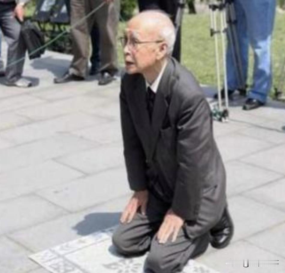“我想去中国谢罪！”这是一个87岁日本老兵跪下的忏悔，原来他曾残害过33名中国女
