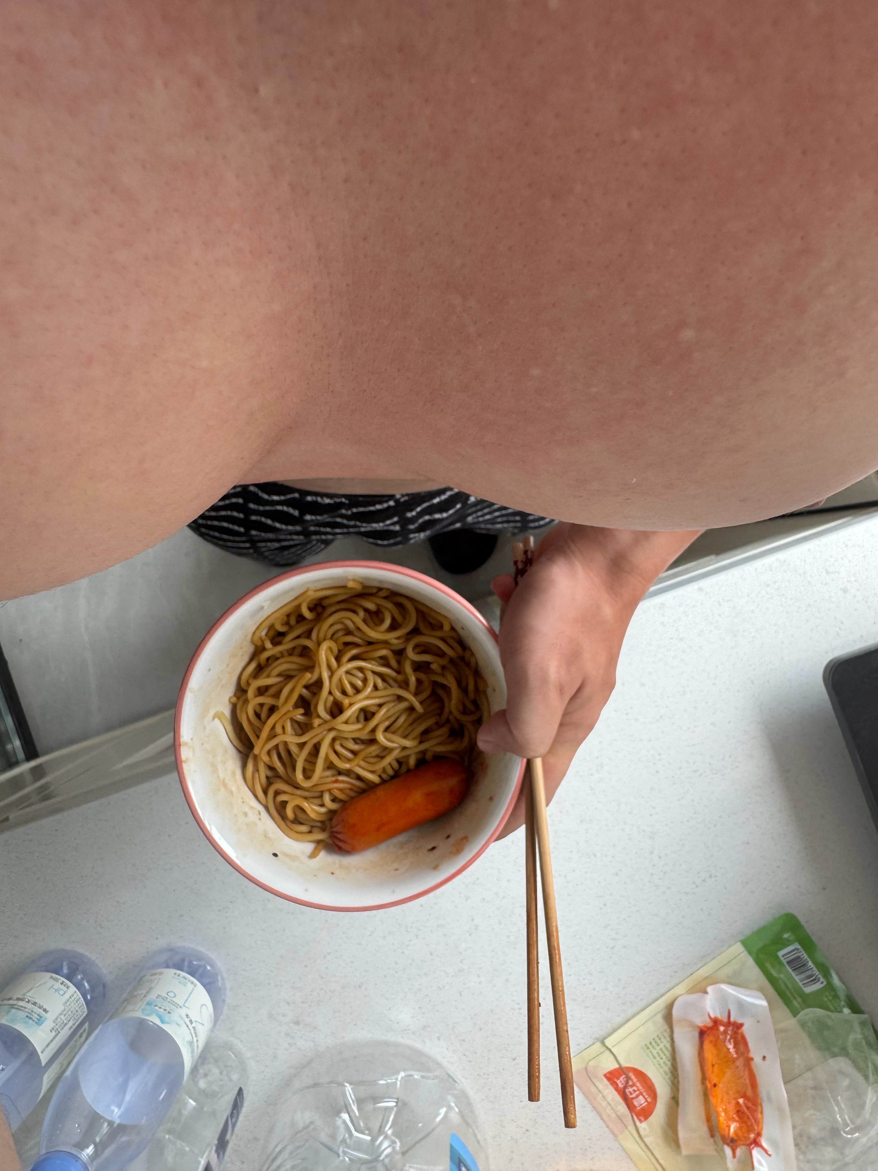 饿了吗？我下面给你吃（昨晚吃了生腌海鲜，身上过敏了 
