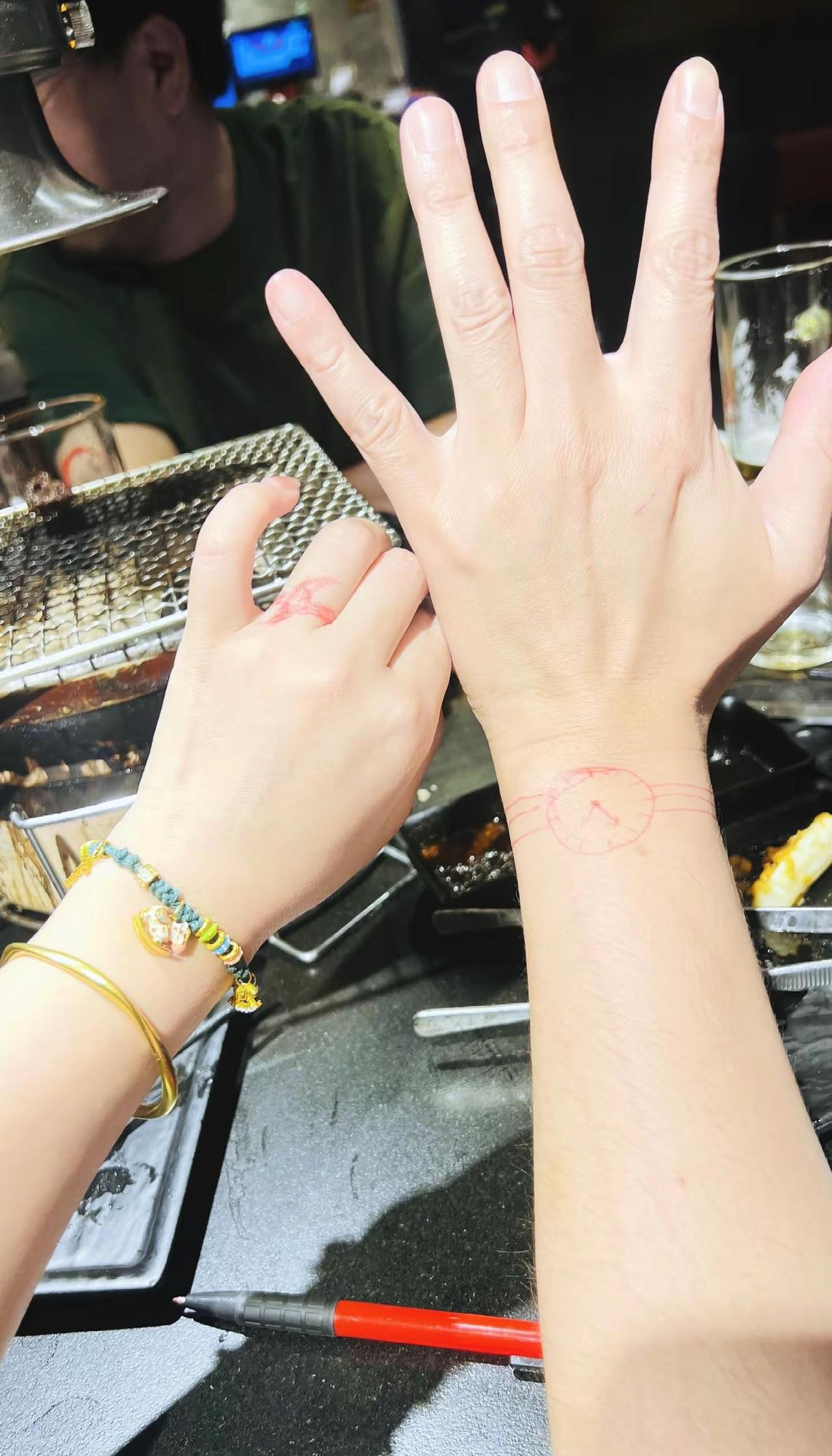 他说：“我真的很爱你！”他说：“我跟她在酒店什么都没做！”