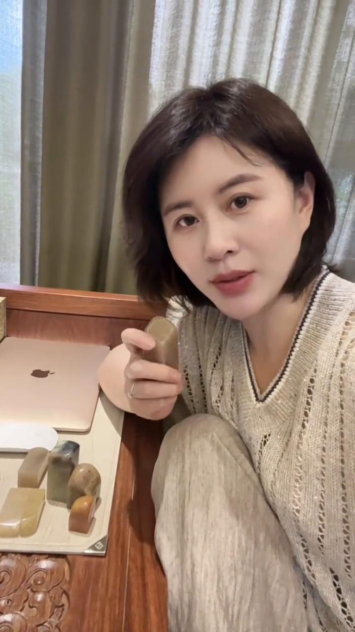 给朋友们分享几块石头。这个石头是巴黎右旗的一位朋友邮寄过来的，质地很细腻，里面有