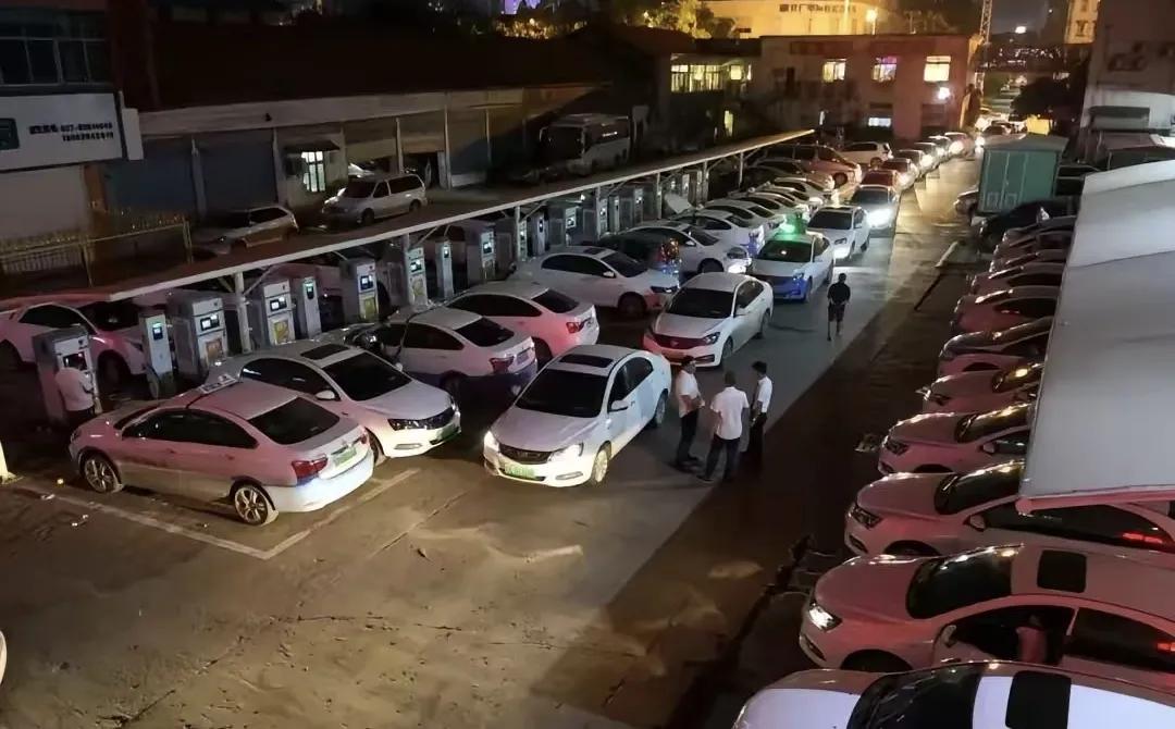 都说淘汰油车, 国庆在高速堵了2天2夜, 亲眼所见被拖走的都是电车！

1，电车