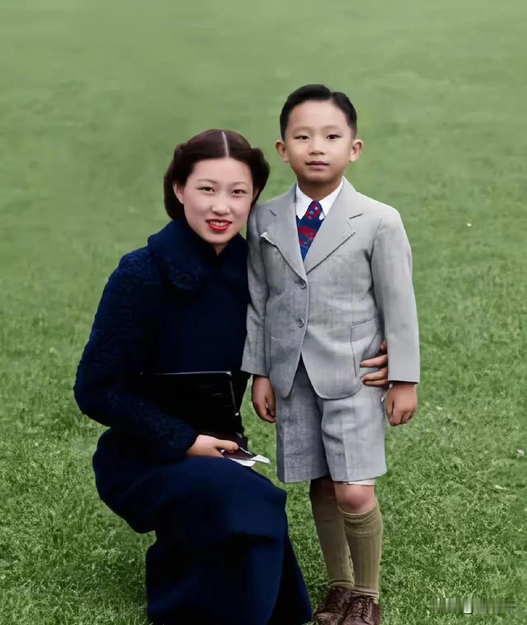 1939年香港，27岁的赵一荻把独生子托付给美国友人，然后陪张学良被蒋介石软禁4