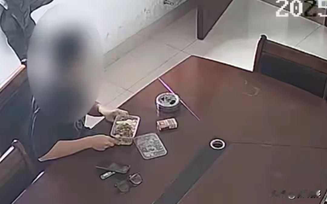 广州一男子因生活窘迫走投无路向警方求助：“前段时间出车祸，身上连30块钱都没有”