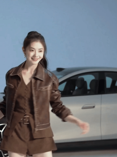 内测官刘浩存申请出战什么什么，刘浩存你是当上测评博主了吗，紫色车身真的好高雅好贵