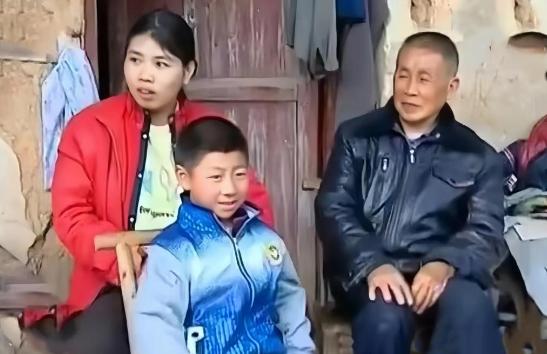 2000年，65岁的黎老汉，收留16岁流浪女，3年后，俩人生下儿子，日子过得和美