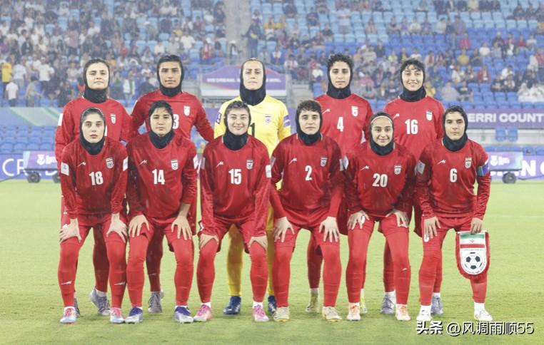 伊朗女足“战时叛逃”震惊世人！伊朗女足对阵韩国女足期间国歌响起的时候，伊朗女足选