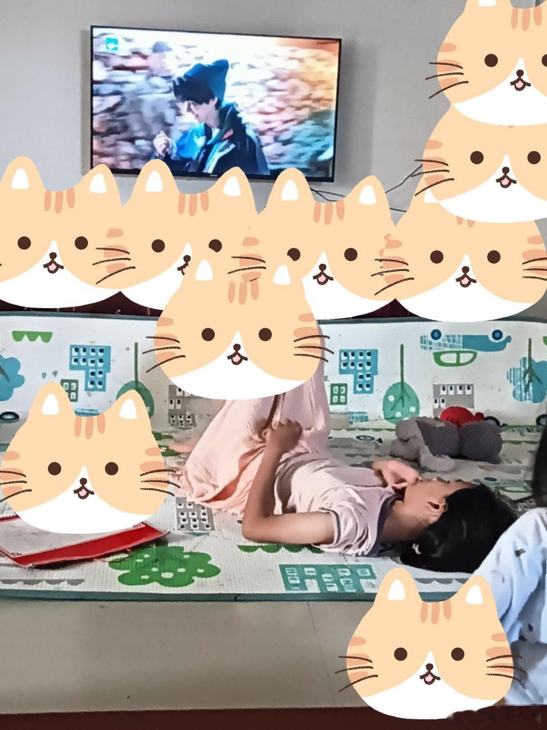 当事医生回应葫芦娃造型冒个泡 我外甥女来家里的造型，大部分时间都是这样的，躺在垫