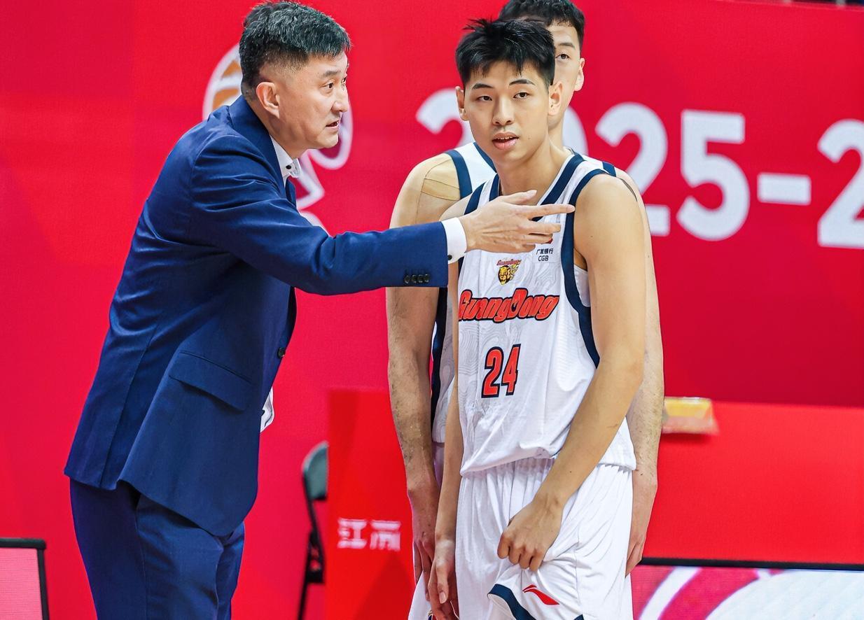 朱芳雨：小崔，大伤复出后，不能急啊！要不然你基本告别国内顶级锋线行列了？？？
崔