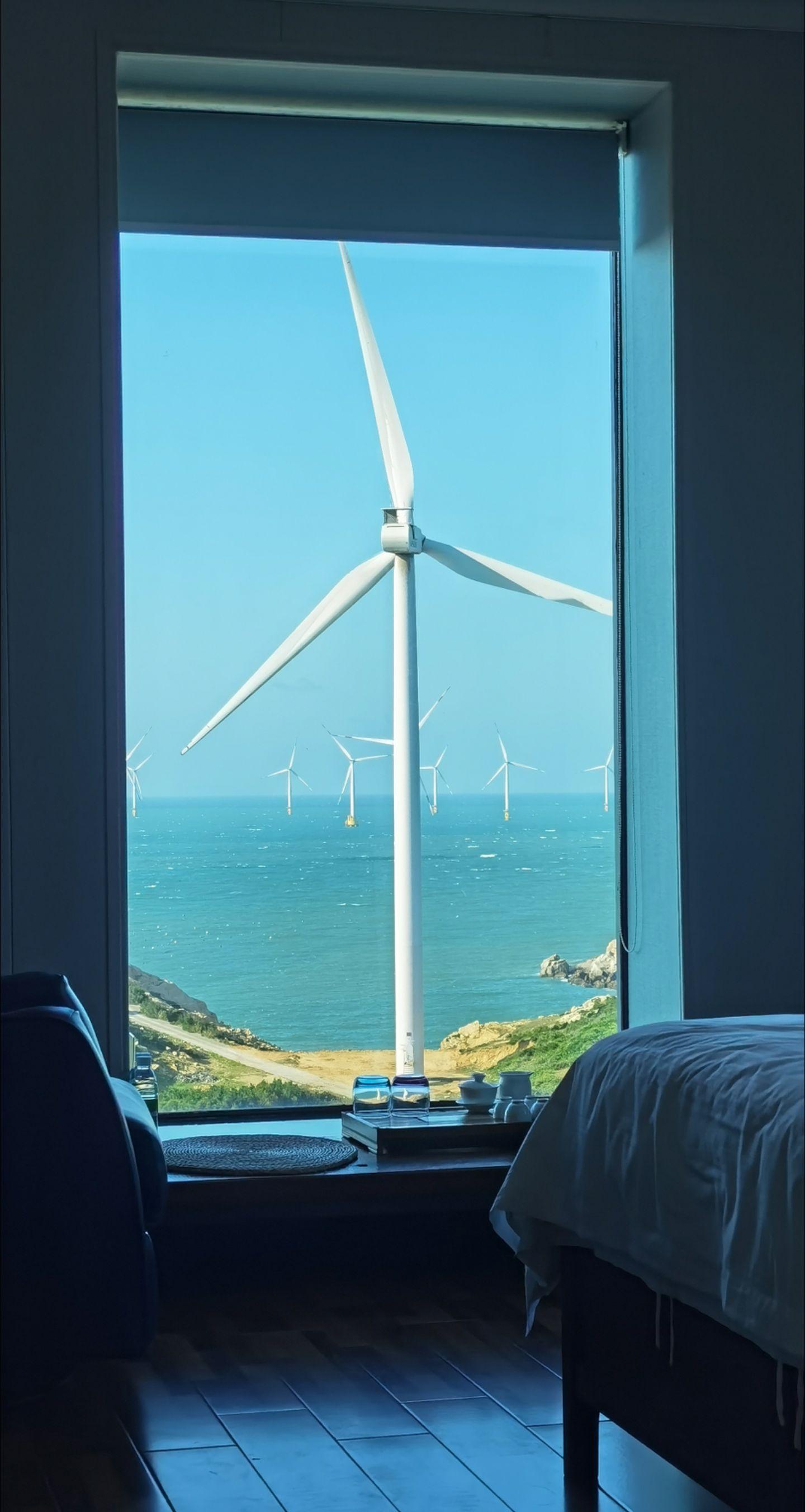 🎈这么便宜的海边民宿一定要分享给你的闺蜜😅点击左下方地址链接看价格。
🌴这是一个充满创意与艺术氛围的海滨度假胜地，坐落于风景如画的海岸线上。🌺在这里，可以欣赏到美丽的海景，感受风车的魅力。
🏠民宿周边有许多值得一游的景点。比如长江澳，星辰大海镜沙，北部湾生态廊道，童话小镇S湾。