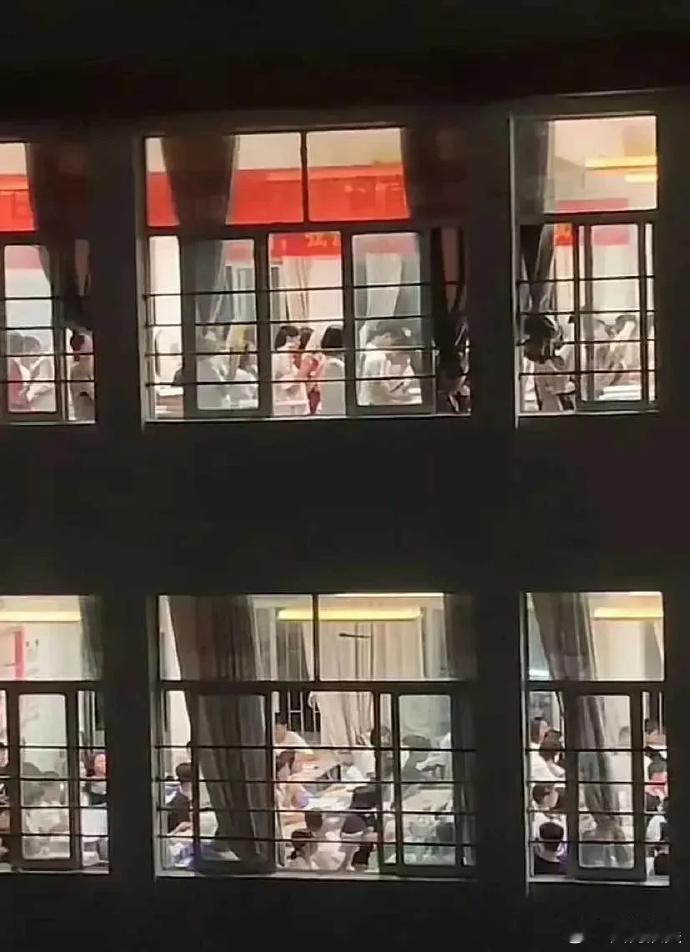 网友：楼上是重点班，楼下是普通班。  