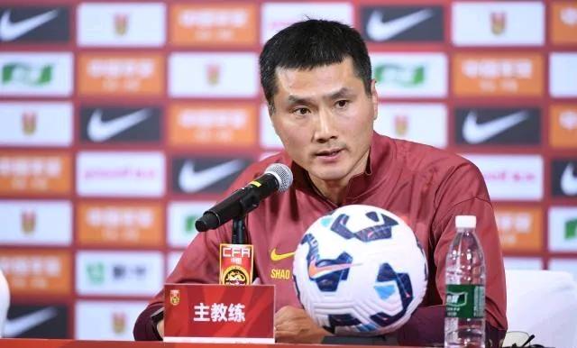 央视最新采访！国足主帅邵佳一透露了他选拔国足球员的标准。
在三月份下旬的国际比赛