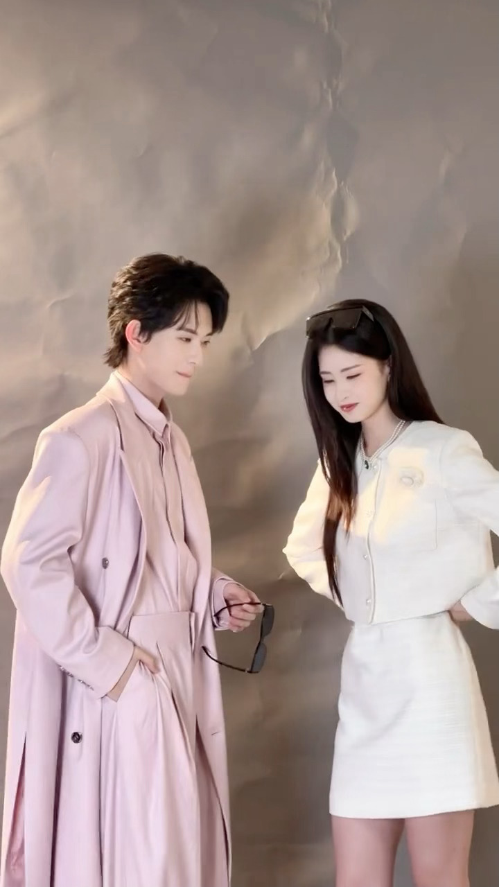 啊啊啊 我夜色寄情人的cp二搭了开心开心 希望造型给力点 个人很喜欢添添背头