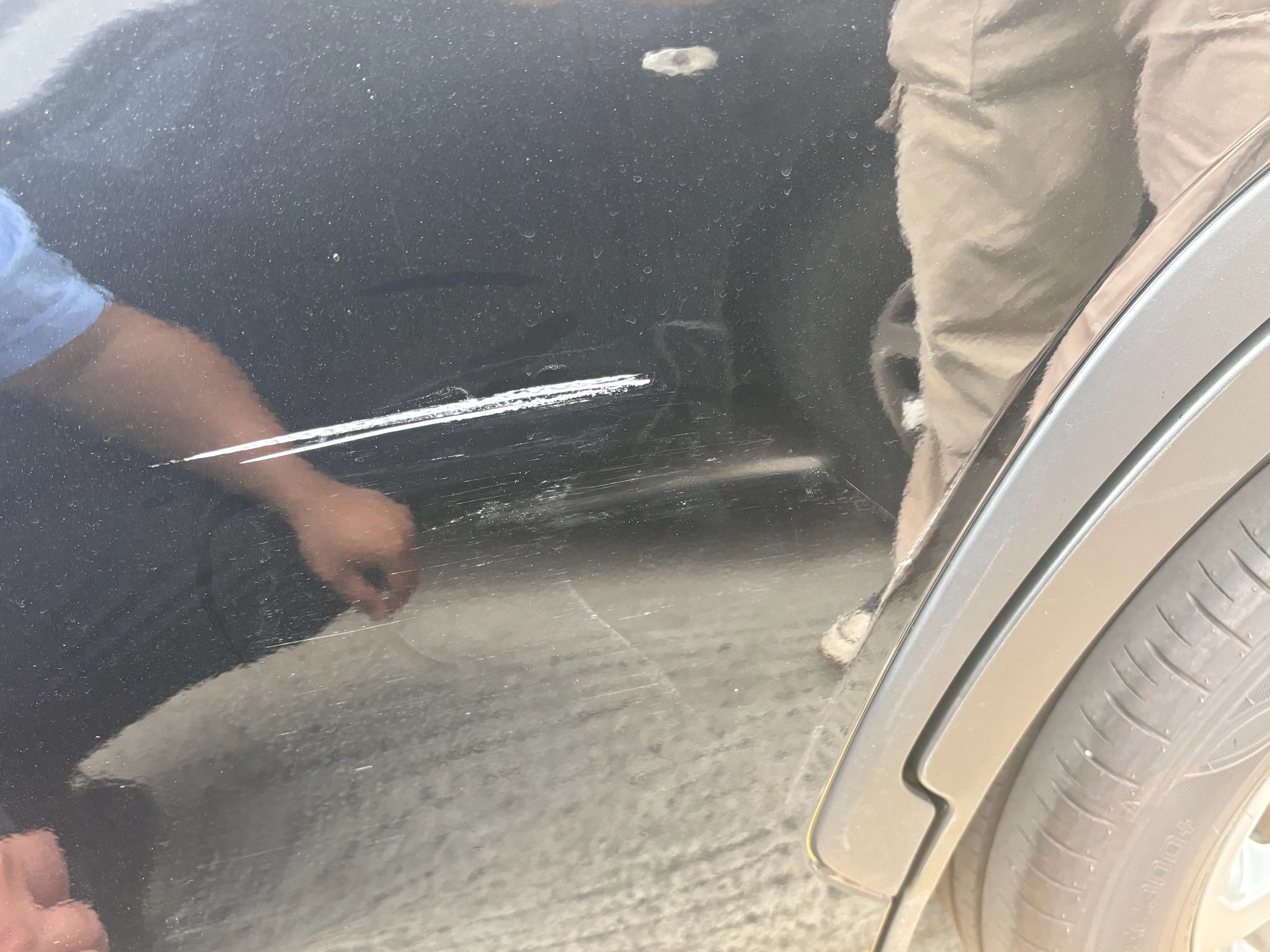 大家觉得这个划痕，是人为的还是怎么造成的？交警说不是车刮得 ​​​