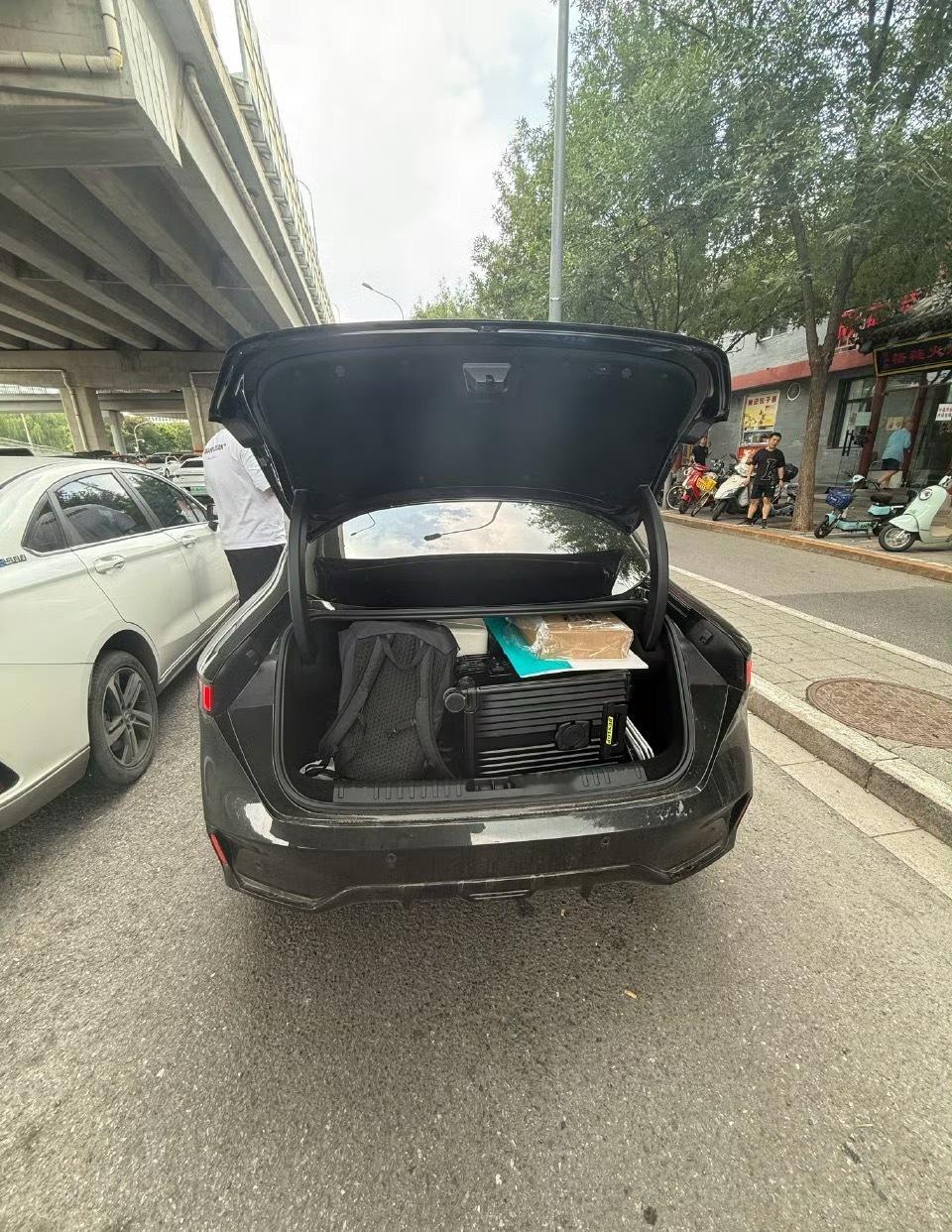 看来真的需要一台“大车”了。我买的车基本都是属于不是很大那种，人少行李少还好，人