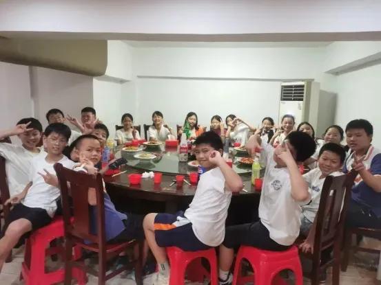 两个小学生背着书包走进一家小饭馆，怯生生地问老板娘：“阿姨，我们21个人凑了30