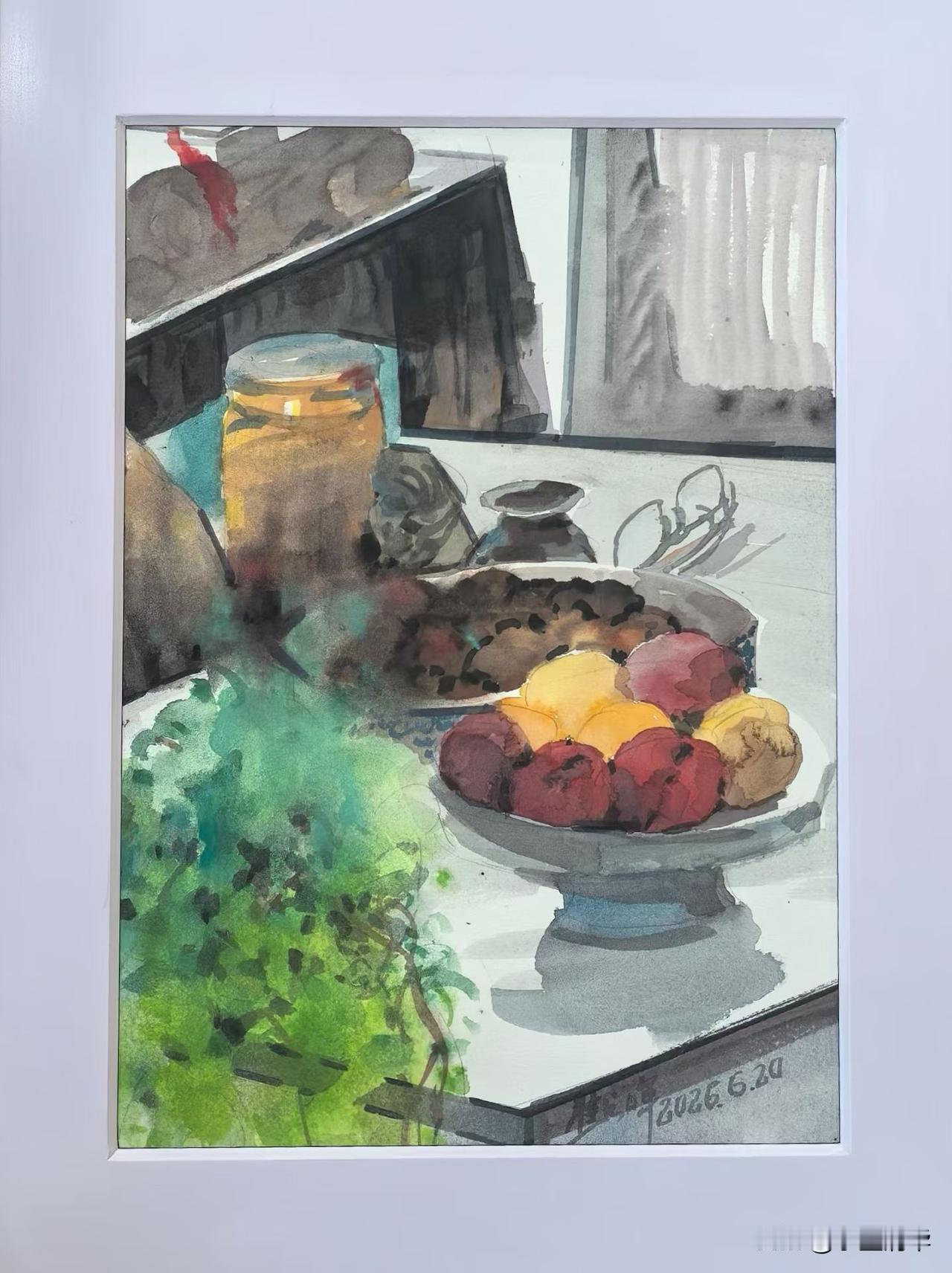 每日一品
寻常器物间的水彩光韵——静物赏读
 
这幅水彩以画室桌案寻常风物入画，