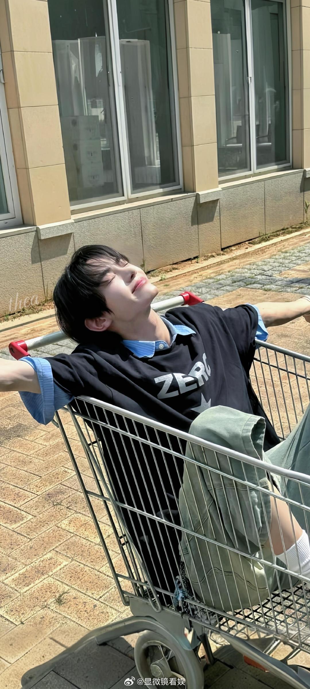 韩振露额头 分享一波TWS韩振的帅图，你喜欢他什么风格的造型呢？ 