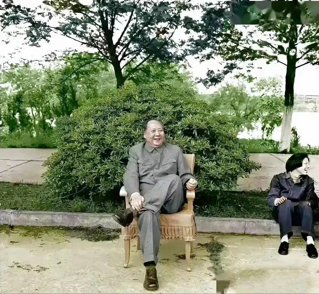 此时的毛主席正在观看一场精彩的球赛，他老人家也就只有这个时候才真正的回到了生活中