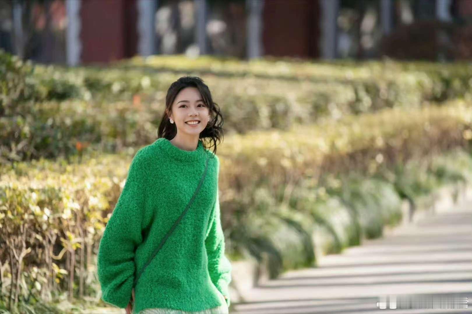 赵今麦新剧频道不对信号全废 毕业这天，聂曦光精心打扮赴约，满心期待一场甜蜜，可庄