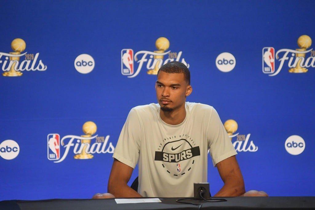 在2026年6月进行的NBA总决赛首战中，圣安东尼奥马刺在主场以 95:105 