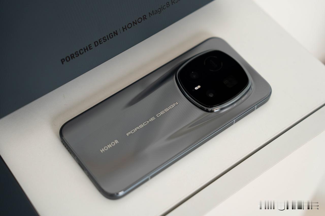 虽然荣耀今年的保时捷设计缩水严重，但是相对于其他家，荣耀还是更加的务实，做的产品