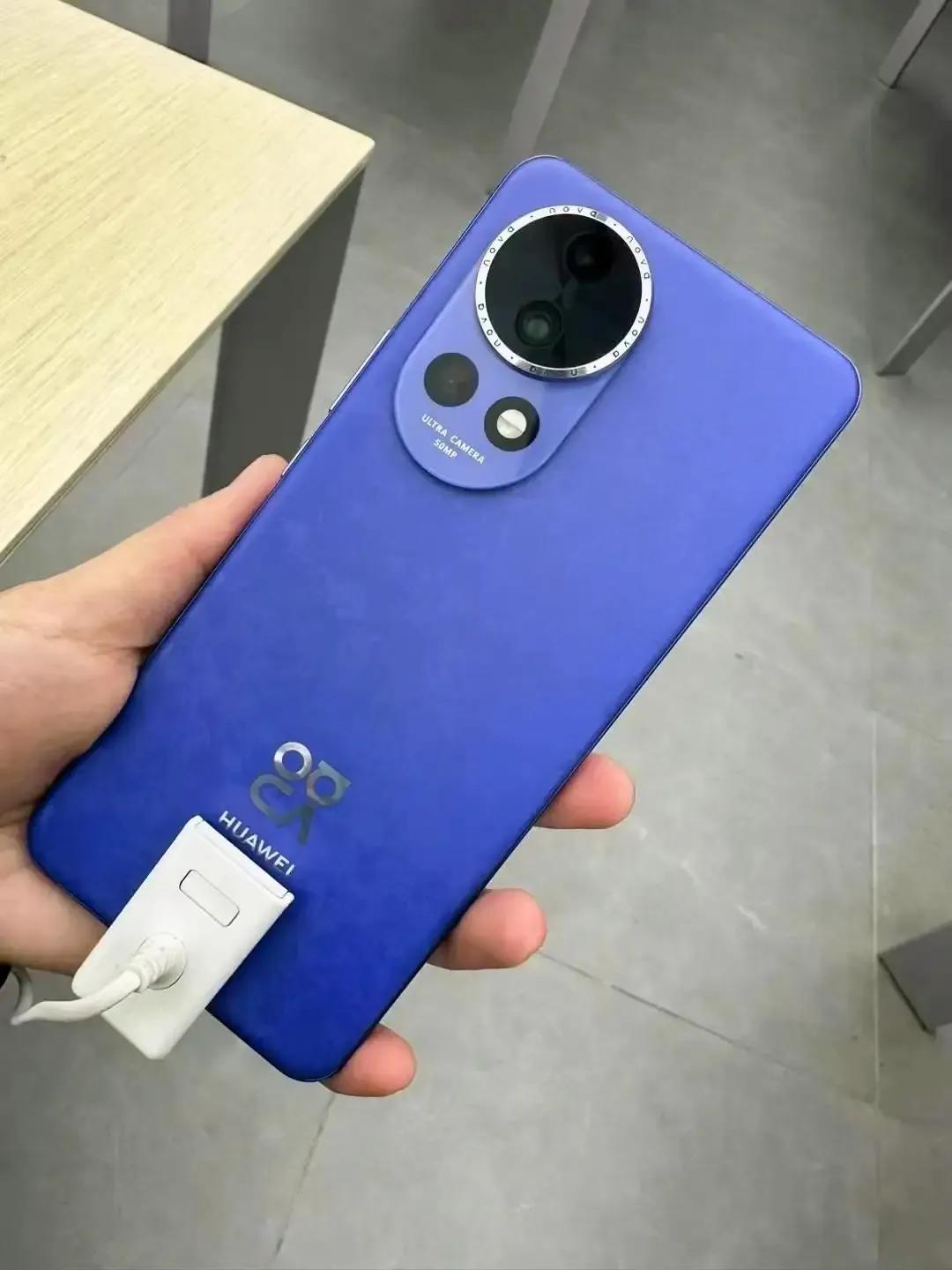 单凭nova 12这个配色，就知道很多人喜欢了，12号色，超级蓝色。还是麒麟90