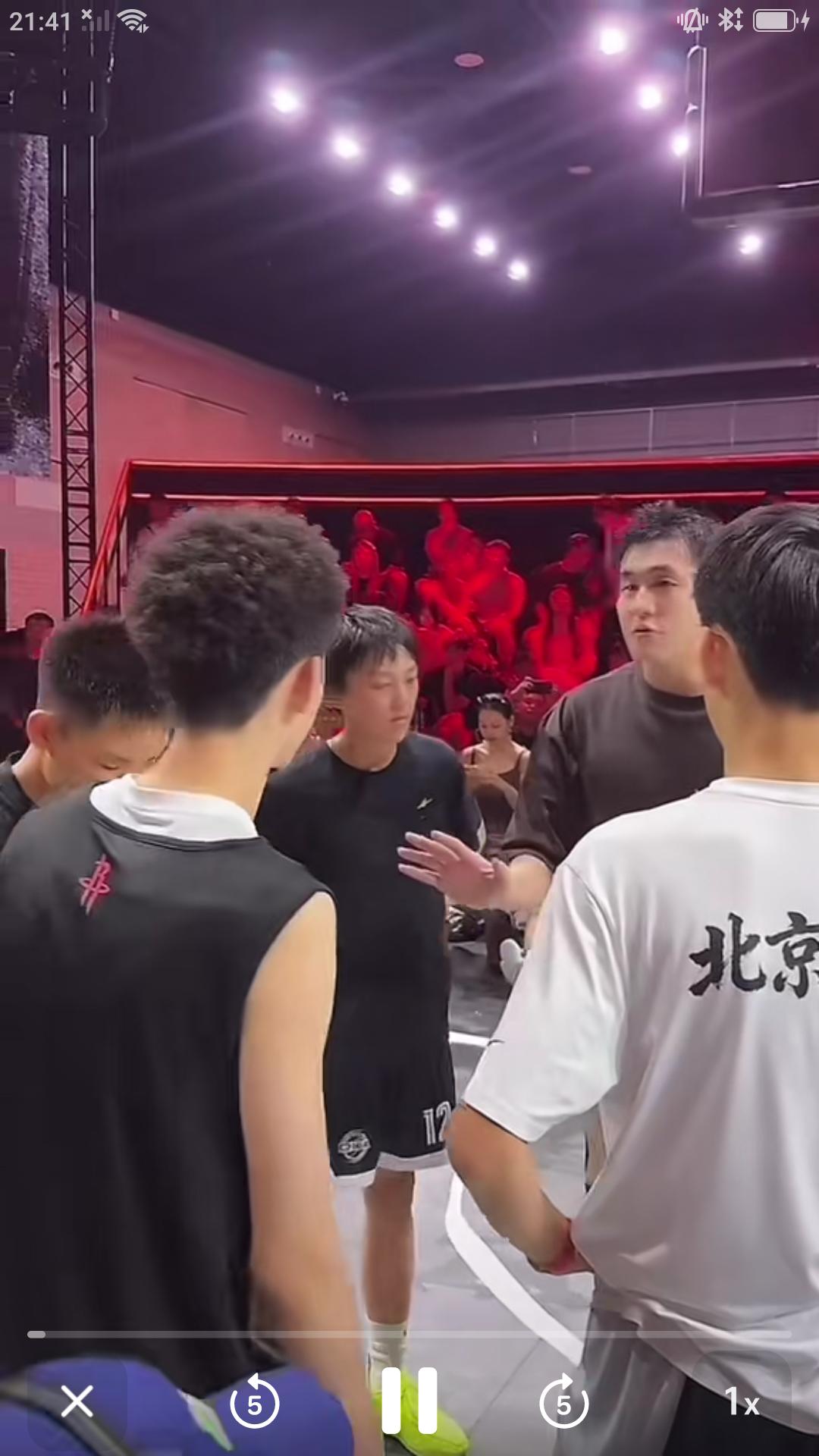 据央视网消息，8月9日CBA 球星郭艾伦现身北京东单郎园S ta tion ，出