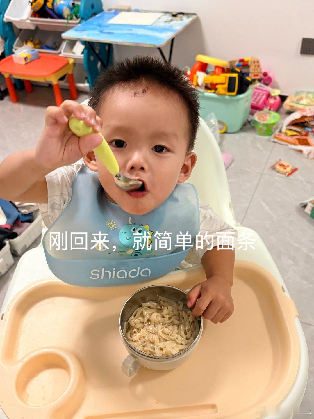 休息了一会儿，宝爸说给娃煮点面吃，我们等一会儿随便吃点包子。老家买的，一路上都没