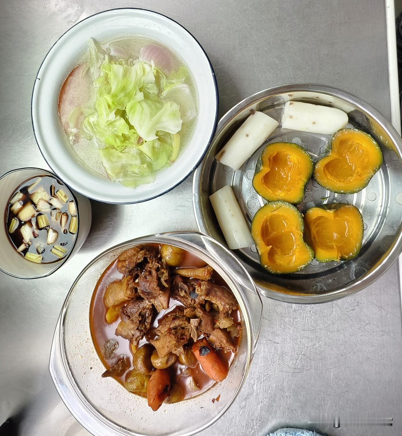 今天早上外面下雨，无法外出晨练，本老太趁机睡个懒觉。

吃完早饭，看看外面阴天没