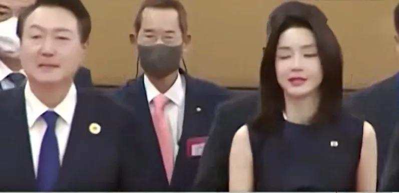 一己之力拖垮尹锡悦！金建希被正式批捕，16项指控，成韩国史上罪名最多的第一夫人，